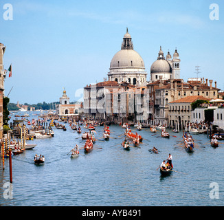 Septembre 'Régate Historique" sur le Grand Canal à Venise avec chars décorés et gondoles Banque D'Images