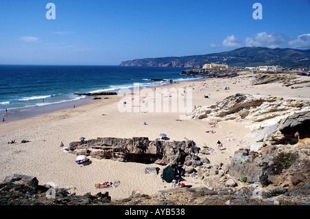Plages sauvages avec des vagues énormes et beaucoup de surf de la plage de Guincho juste à l'extérieur de Cascais Banque D'Images
