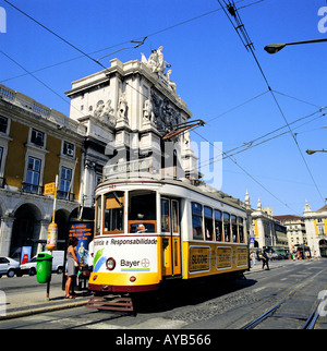 Le tramway dans le centre de Lisbonne Portugal Banque D'Images