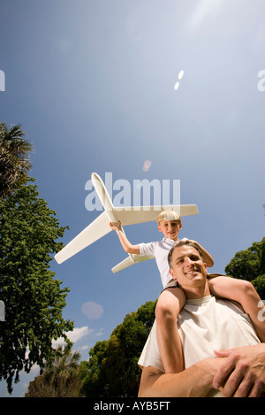 Père et fils avec un jouet glider Banque D'Images