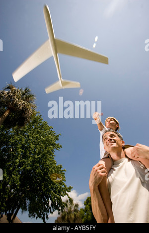 Père et fils avec un jouet glider Banque D'Images