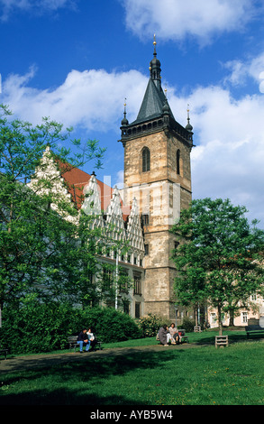 Radnice Novomestska ou Town Hall le Karlovo Namesti ou Place Charles dans la Nove Mesto ou nouvelle ville de Prague Charles Square était le plus grand des carrés disposés dans l'empereur Charles IV Nouvelle Ville d'origine et a servi comme un marché aux bestiaux Banque D'Images