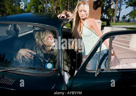 Couple avec voiture hippie Banque D'Images