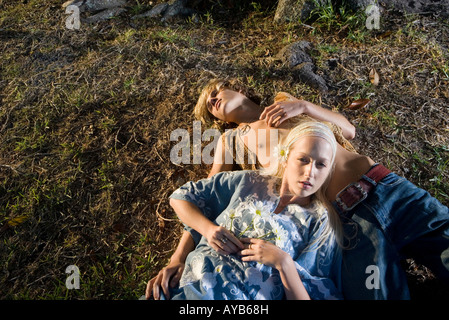 Jeune couple hippie allongé sur le sol Banque D'Images