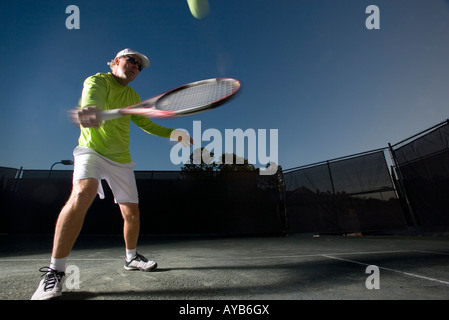 Tennis player hitting a sauvé Banque D'Images