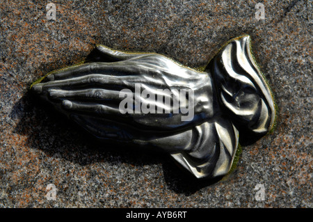 Mains jointes en prière christianisme religion pierre tombale pierre tombale du cimetière Banque D'Images