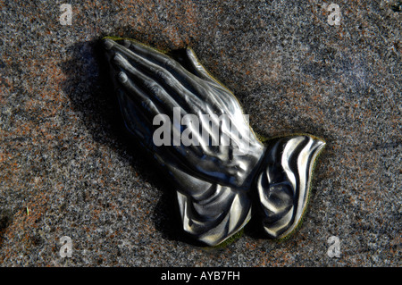 Mains jointes en prière christianisme religion pierre tombale pierre tombale du cimetière Banque D'Images