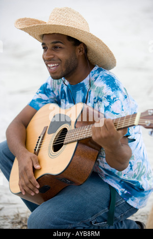 Close up of young man playing guitar sur la plage Banque D'Images