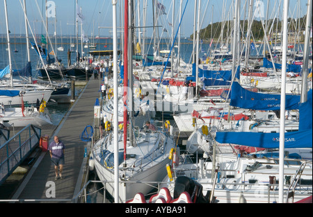 Yachts amarrés à Cowes Yacht Haven le Solent Île de Wight Hampshire England UK Banque D'Images