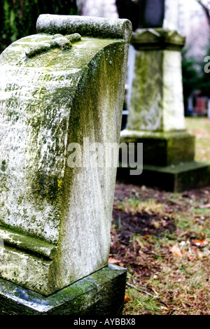 Close up of old, gothique, moss couverts pierre tombale cimetière de Banque D'Images