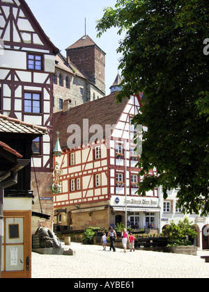 Maison de Pilate Pilatus Pilatushaus statue de St George and Dragon Tiergaertnertor TIERGÄRTNERTOR NUREMBERG SQUARE À Tiergartne Banque D'Images