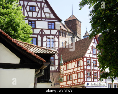 Maison de Pilate Pilatus Pilatushaus statue de St George and Dragon Tiergaertnertor TIERGÄRTNERTOR NUREMBERG SQUARE À Tiergartne Banque D'Images