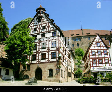 Maison de Pilate Pilatus Pilatushaus statue de St George and Dragon Tiergaertnertor TIERGÄRTNERTOR NUREMBERG SQUARE À Tiergartne Banque D'Images