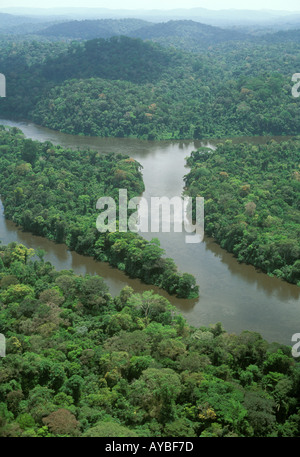 Vue aérienne de la rivière Jari descendant des Highlands de Guyane et de la forêt tropicale luxuriante dans la région amazonienne entre les États de Pará et Amapá au Brésil. Banque D'Images