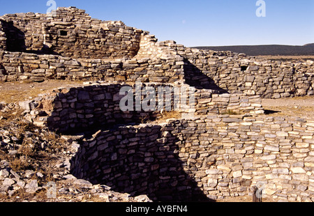 La pierre ancienne kivas, utilisé par les Indiens Anasazi culture pour les rituels religieux, à Gran Quivira ruines, Salinas Pueblos, NM. Banque D'Images