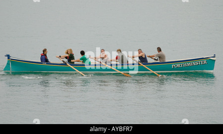 L'équipage des pilotes de Porthminster concert se préparer pour le début d'une pratique en course la baie de St Ives