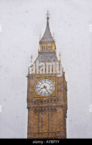 L'horloge de Big Ben, Les Maisons du Parlement, Westminster London dans la neige avec de gros flocons de neige tomber Banque D'Images