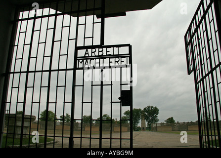 L 'Arbeit macht frei' ('travail apporte la liberté") dans la porte d'entrée de l'ancien camp de concentration Nazi à Sachsenhausen. Banque D'Images