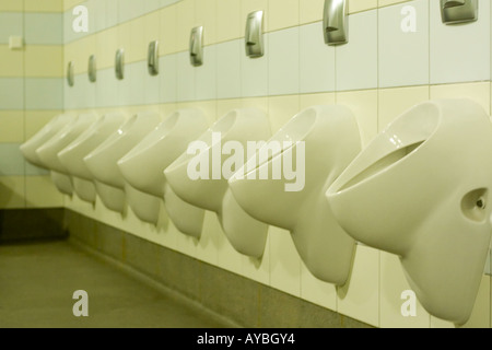 Urinoirs en toilette publique, image abstraite d'une ligne d'urinoirs dans les toilettes Donnez votre avis sur ce produit. Banque D'Images