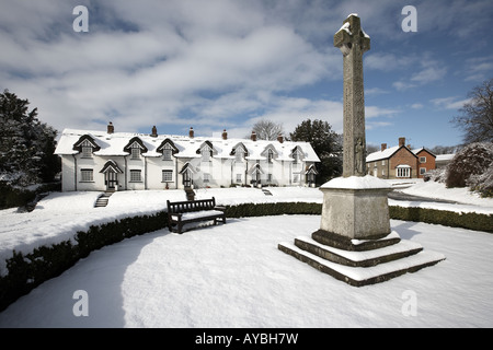 Les chaumières et War Memorial sur le vert recouvert de neige Water East Yorkshire England UK Banque D'Images