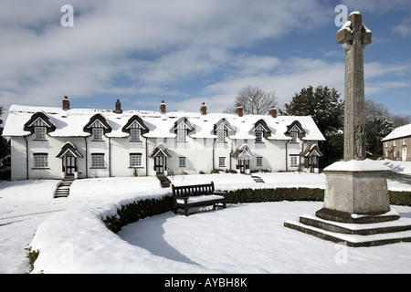 Les chaumières et War Memorial sur le vert recouvert de neige Water East Yorkshire England UK Banque D'Images