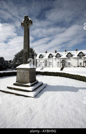 Les chaumières et War Memorial sur le vert recouvert de neige Water East Yorkshire England UK Banque D'Images