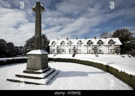 Les chaumières et War Memorial sur le vert recouvert de neige Water East Yorkshire England UK Banque D'Images