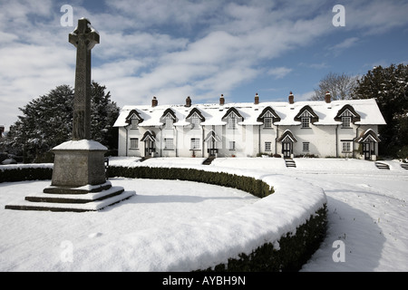 Les chaumières et War Memorial sur le vert recouvert de neige Water East Yorkshire England UK Banque D'Images