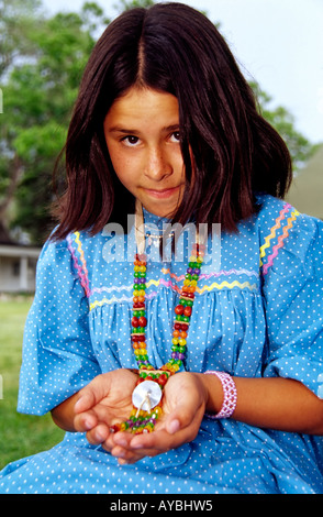 MR 548 un sage Hazel Shanta montre son collier de perles à la main à Fort Stanton Journées du Patrimoine près de Lincoln, au Nouveau-Mexique. Banque D'Images