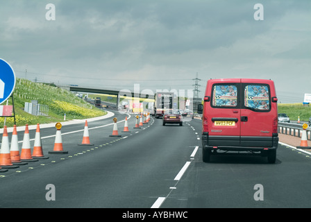 Les conducteurs de l'A1 occupé par la conduite des travaux au Royaume-Uni Banque D'Images