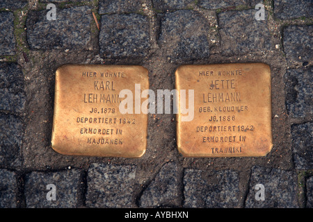 Deux comprimés (Mémorial Juif Stolpersteine) dans le domaine de l'Oranienburger Strasse, Berlin, Allemagne. Banque D'Images