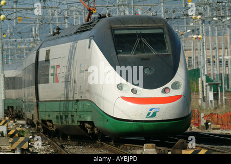 Train Eurostar à grande vitesse ETR 500 à l'approche de la gare SMN Florence Italie Banque D'Images