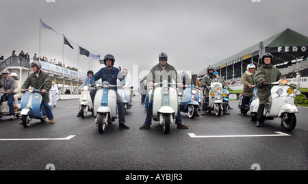 Goodwood Revival 2006 Mods sur les scooters sur race track Banque D'Images