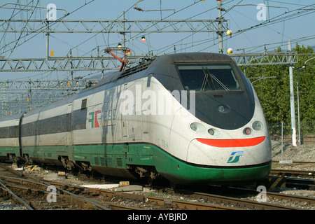 Train Eurostar à grande vitesse ETR 500 à l'approche de la gare SMN Florence Italie Banque D'Images