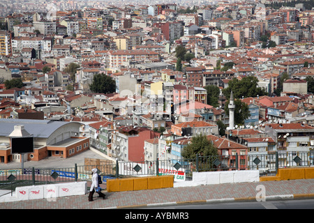 La ville d'Istanbul avec femme musulmane en premier plan vu de Beyoglu. Istanbul, Turquie Banque D'Images