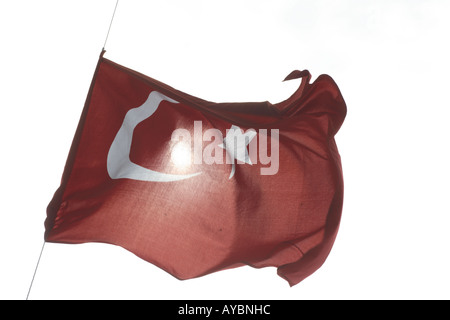 Drapeau turc volant dans le vent. Eminonu, Istanbul, Turquie Banque D'Images