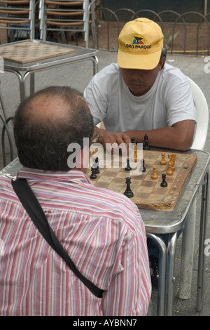 L'Espagnol les hommes jouant aux échecs en plein air. Parque Santa Catalina, Las Palmas, Gran Canaria Banque D'Images