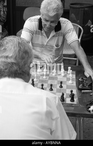 L'Espagnol les hommes jouant aux échecs en plein air. Parque Santa Catalina, Las Palmas, Gran Canaria Banque D'Images