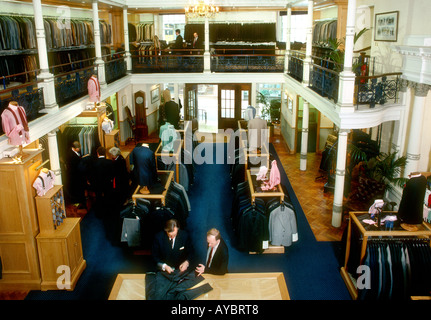 Site principal de la chambre d'exposition en magasin qui vend des vêtements messieurs costumes sur mesure Gieves Hawkes Savile Row Londres maîtres tailleurs Banque D'Images