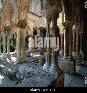 Cloître de Monreale, en Sicile. Cour avec romane du xiie siècle mosaïque incrusté colonnes. Banque D'Images