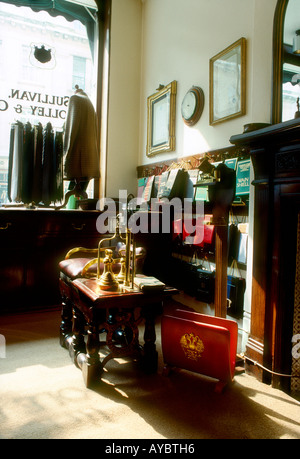 Ancien antiquité pèse-personne vu ici dans la traditionnelle tenue messieurs bespoke tailors shop Henry Poole, Savile Row Banque D'Images