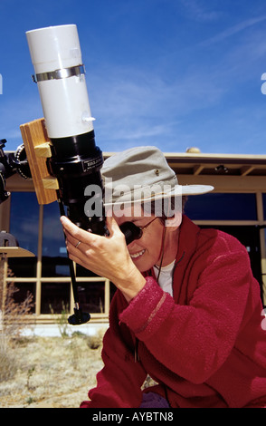 MR 720 Cheryl Sullivan apprend sur l'astronomie et le soleil, à l'observatoire solaire dans le Chaco Canyon près de subventions, Nouveau Mexique. Banque D'Images