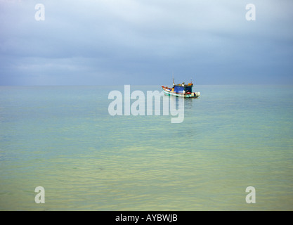 Un bateau de pêche sur un paisible matin en mer à la recherche sur le golfe de Thaïlande, la vue du Long Beach, île de Phu Quoc, le Viet Banque D'Images