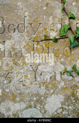 Octobre 2006 Pays de Galles Monmouthshire Tintern UK vue rapprochée d'une ancienne pierre tombale dans le cimetière de l'église de Saint Michael Banque D'Images