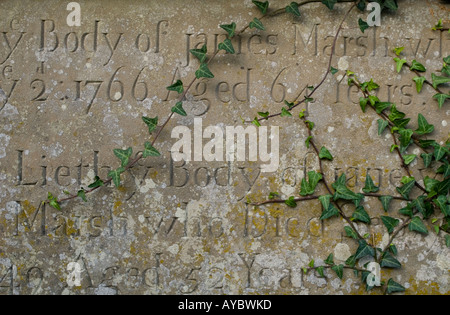 Octobre 2006 Pays de Galles Monmouthshire Tintern UK vue rapprochée d'une ancienne pierre tombale dans le cimetière de l'église de Saint Michael Banque D'Images