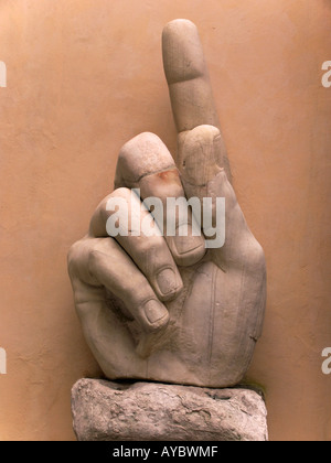 La main de la Statue de Constantin à cour de musées du Capitole Rome Italie Banque D'Images