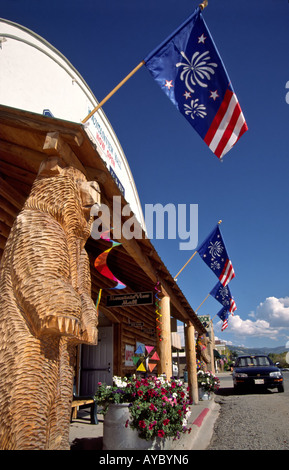 Un grand ours en bois sculpté monte la garde au-dessus de la rue Main, au centre-ville de Chama, Nouveau Mexique. Banque D'Images