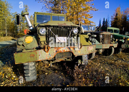 USA, Alaska. Vieux camions miniers stationné au Colorado, une ancienne zone d'exploitation minière dans la chaîne de l'Alaska au sud de Cantwell. Banque D'Images