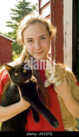 Caucasian girl sur Washington ferme avec deux chatons Banque D'Images