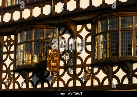 Pays de Galles, Flintshire, Overton. Les pans de White Horse Inn, un ancien relais de poste. Banque D'Images